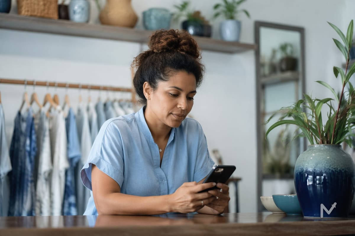 Microempreendedor corrigindo uma nota fiscal pelo celular com tranquilidade