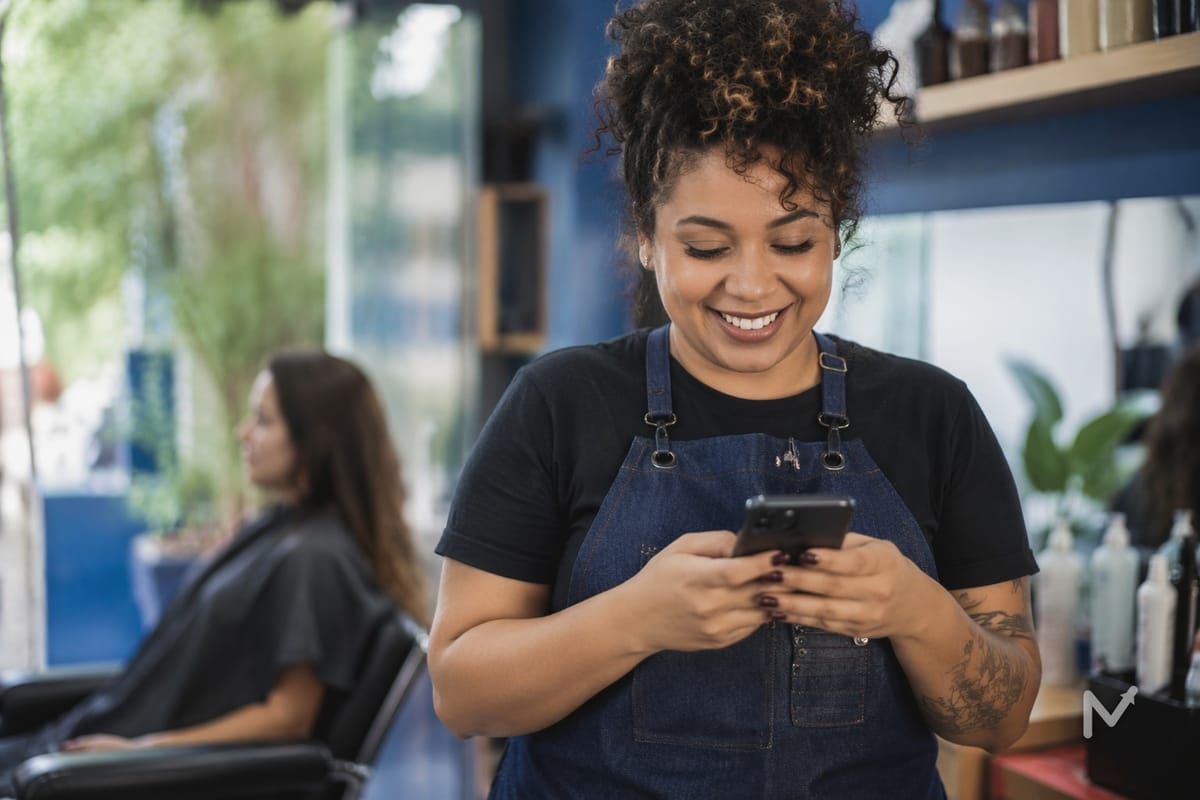 Microempreendedor emitindo uma nota fiscal de serviço NFS-e pelo celular