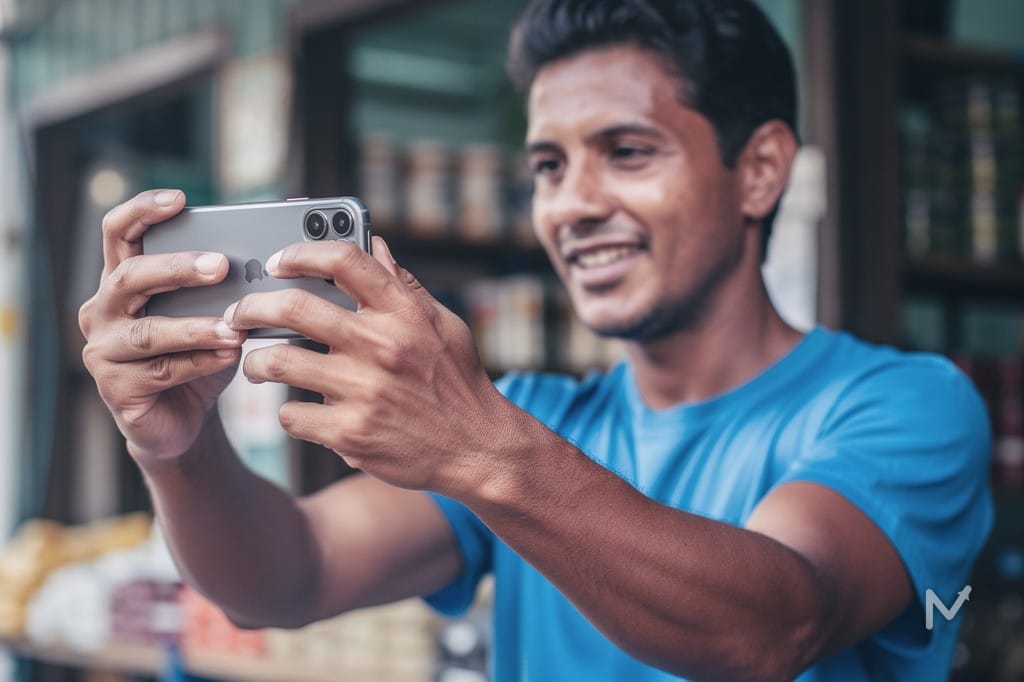Empreendedor fotografando seu trabalho para construir presença digital