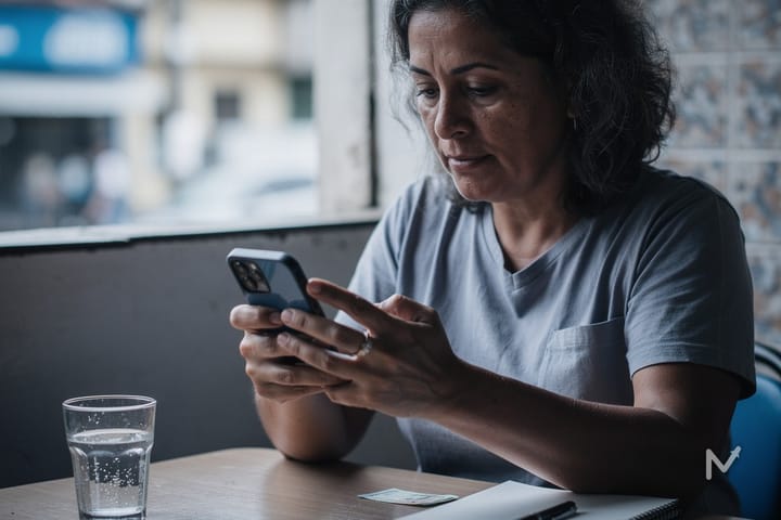 Microempreendedor calculando juros e parcelamento do DAS atrasado no celular